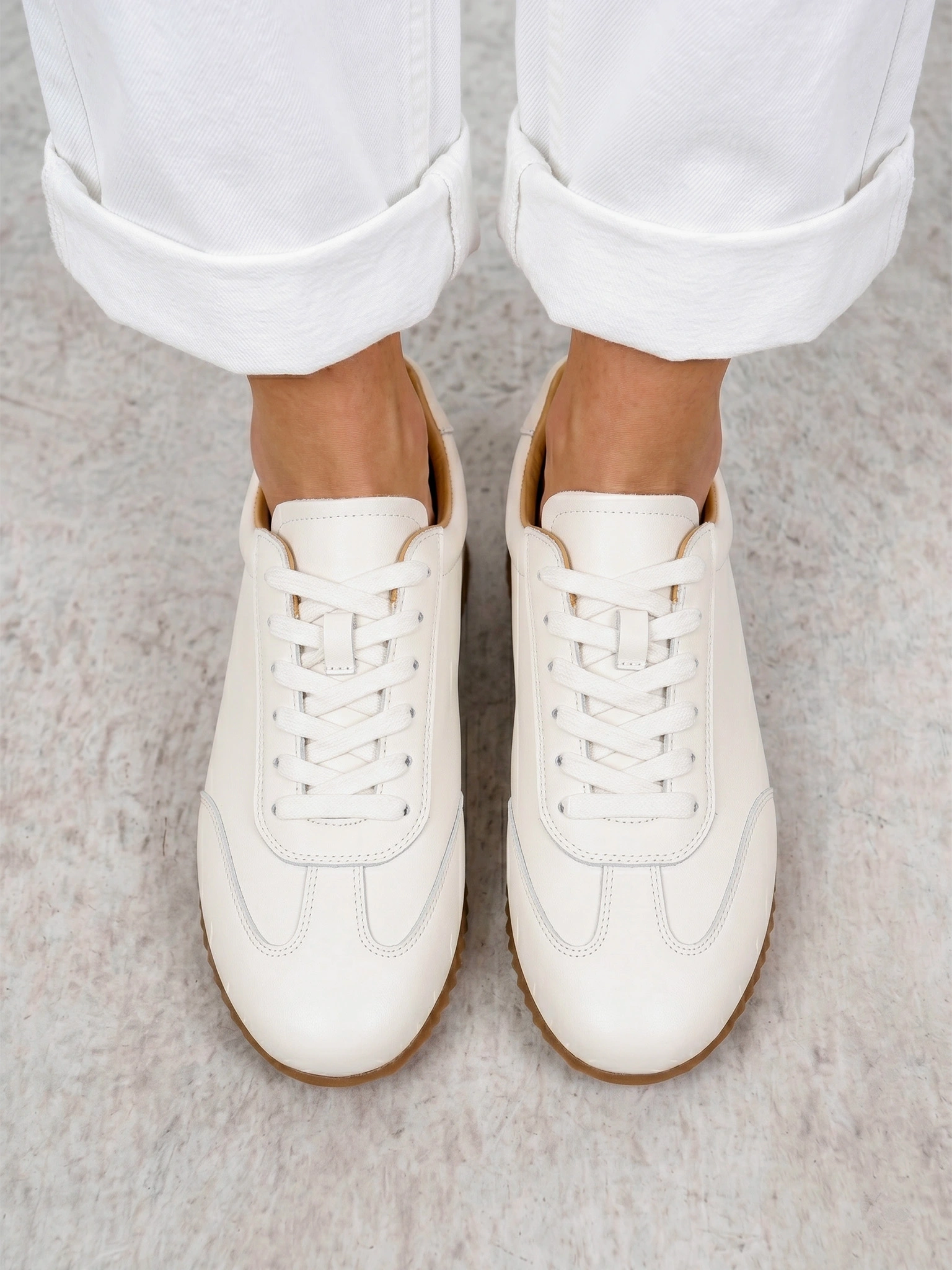 Кеды белого цвета на низкой подошве